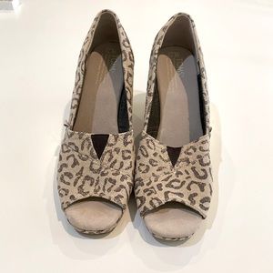 Toms open toe leopard print canvas wedges